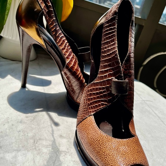 Ladies Designer Heels
Burberry, Costume National, Cavalli, BCBG - Picture 10 of 14